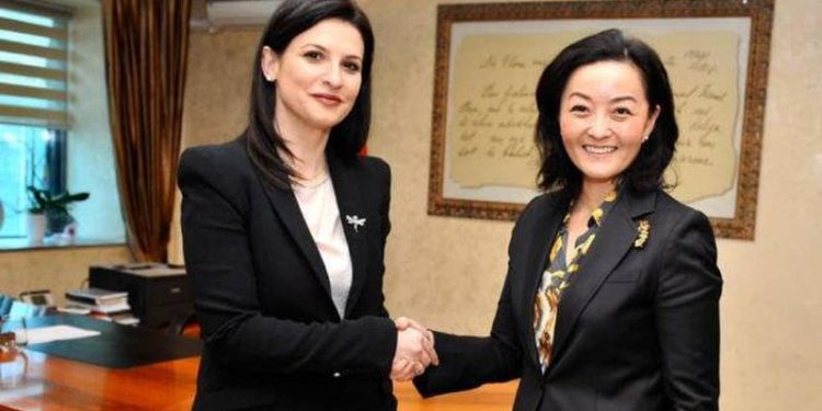 Yuri Kim: Qeveria e Shqipërisë po punon në emër të qytetarëve e jo interesave të ngushta, dua duartrokitje për ministren Gjonaj