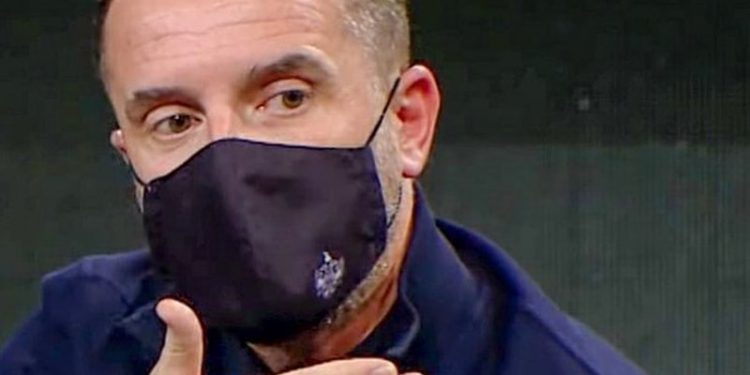 “Mos dëgjoni politikanët dhe analistët idiotë”/ Nuk përmbahet Erion Braçe, nxjerr zbuluar Monika Kryemadhin: Zhduken 2 javë dhe thonë se kanë hequr bajamet, por në të vërtetë…