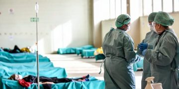 77 mjekë të njohur rrëzojnë pretendimet për mbajtjen e maskës me detyrim, në Itali shtohen dyshimet për mashtrime me Covid-19