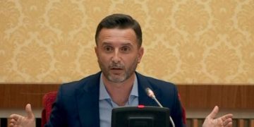 “E përdorte emrin e babait tim për t’i hedhur gurë Berishës”! Erion Braçe i jep përgjigjen e fortë djalit të Remzi Hoxhës