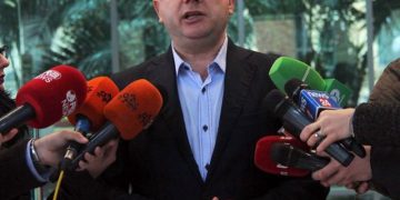 Meta ktheu ndryshimet në Kodin Zgjedhor, reagon Balla dhe paralajmëron rrëzimin e dekretit: President mistrec dhe hileqar