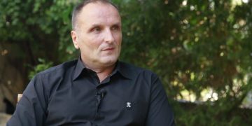 Izet Haxhia ndryshon strategji, kërkon ndihmën e Fatos Klosit në përballjen me Berishën, Majlinda Popoviç dëshmitarja surprizë
