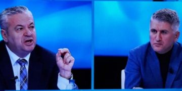 Degjeneron debati/ Murrizi nxjerr letrën dhe e sfidon ‘live’! Analisti i PD-së “shpërthen” në tone të forta: S’ka bir nëne dhe bir ku*ve që t’më thote spiun