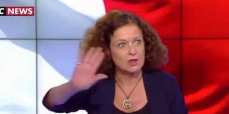 Gazetarja franceze lëshon deklaratën skandaloze: Shamia është uniforma e armiqve të Francës! Shpërthejnë reagimet në rrjet