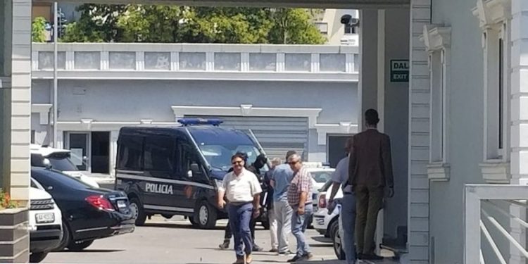 Sekuestro ndaj pasurive të Ylli Ndroqit, zbardhet kërkesa e avokatëve ndaj Prokurorisë: Po i shkakton dëme të mëdha…