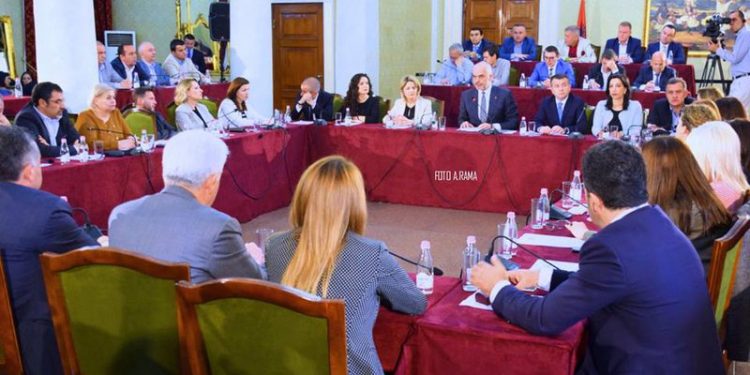 Zbardhen diskutimet në grupin e PS, LSI dhe Berisha fokusi kryesor i socialistëve, selia rozë merr në “mbrojtje” Bashën