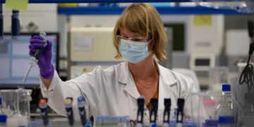 “Sëmundje e pashpjegueshme”! Ndërpritet në fazën e fundit testimi i vaksinës nga gjiganti farmaceutik në SHBA, çfarë deklarojnë studiuesit?