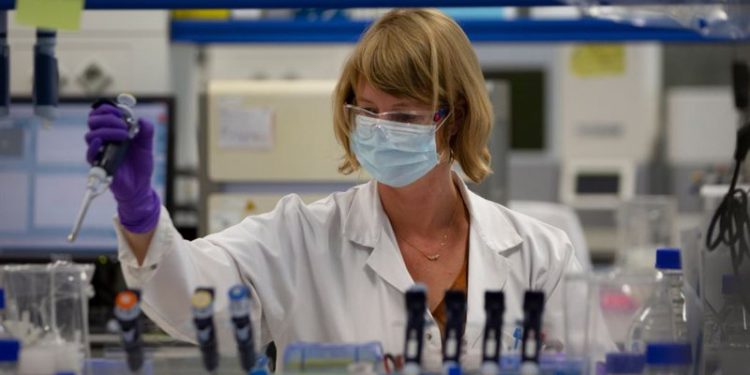 “Sëmundje e pashpjegueshme”! Ndërpritet në fazën e fundit testimi i vaksinës nga gjiganti farmaceutik në SHBA, çfarë deklarojnë studiuesit?