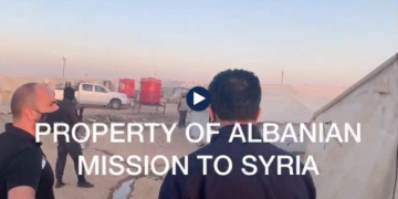 VIDEO/ “Ku mund të ketë shqiptar tjetër”? Agjentët shqiptarë të anti-terrorit kërkime intensive në kampin Al Hawl