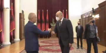 “Dje në të njëjtën kohë”, Erion Braçe ‘kap mat’ presidentin Meta