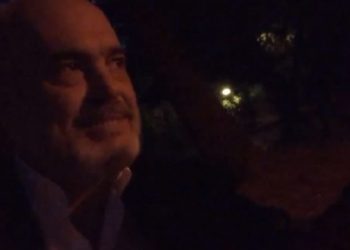 VIDEO/ Rama xhiro nga liqeni, takohet me muzikantin që këndon ‘O ku t’ka lala moj picirruke’