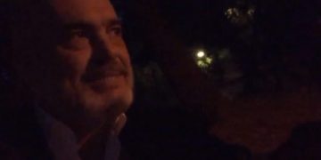 VIDEO/ Rama xhiro nga liqeni, takohet me muzikantin që këndon ‘O ku t’ka lala moj picirruke’