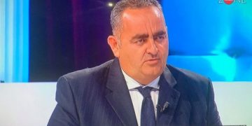 Agimi i Artë zhbëhet në Greqi! Në Shqipëri ata bredhin të lirë, bëjnë politikanin, analistin në TV, ndonëse kanë v.rarë: Presidenti “superpatriot” kafshon gjuhë