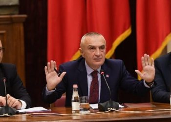 Presidenca, kioskë ku shiten dekorata, pasaporta dhe… po*dhë kokoshash