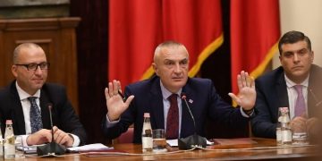 Presidenca, kioskë ku shiten dekorata, pasaporta dhe… po*dhë kokoshash