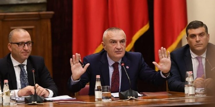 Presidenca, kioskë ku shiten dekorata, pasaporta dhe… po*dhë kokoshash