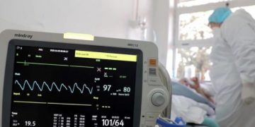 Covid-19 shënon rekord infektimesh në Shqipëri: 301 raste të reja dhe 4 humbje jete në 24 orë