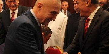 VIDEO/ Kur Berisha e quante Metën t.errorist: Feston ditën e flamurit me gj.akun e adoleshentëve të Tropojës, v.rasësi i tyre është Ilir Meta