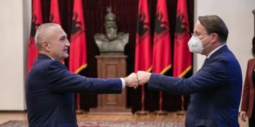 Karantinë dhe për Metën Ramën, Bashën e Hotin? Një nga anëtarët e stafit me COVID-19, vetëizolohet komisioneri Varhelyi! 4 ditë më parë takime me zyrtarët shqiptarë