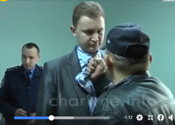VIDEO-Lajm: Drejtori i policisë së Ukrainës duke rrahur një ministër që vodhi fondet. Komentet: Kur do kalojë nga Shqipëria?!