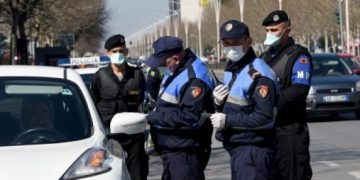 Jashtë shtëpisë të gjithë me maskë, ja fleta e gjobës që do kenë me vete policët nga nesër