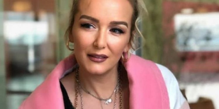 Aktorja shqiptare tregon momentet e vështira, pasi u diagnostikua me tumor në kokë: “Mami do v.desësh?”