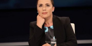 Gazetarja rrëfen si u shoqërua në polici gruaja që qeshi në aktivitetin e kryeministrit Edi Rama