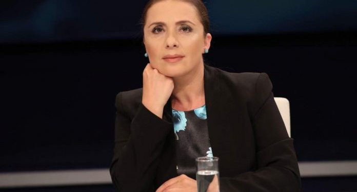 Gazetarja rrëfen si u shoqërua në polici gruaja që qeshi në aktivitetin e kryeministrit Edi Rama