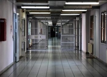 Mediat greke zbardhin planin e shqiptarëve që po tentonin arratisjen: Do merrnin p.eng Drejtoreshën e b.urgut dhe Prokurorin