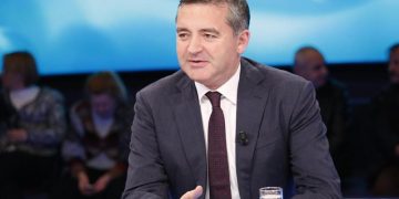 Blendi Klosi i bien pishmanit: Muzika nuk e transmeton koronavirusin (argumentimi i tij shkencor sërish i paqartë)