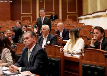 Balla zbulon prapaskenat: Ta themi troç, deputetët opozitarë u kontaktuan nga PD-LSI për të votuar Kodin Zgjedhor!