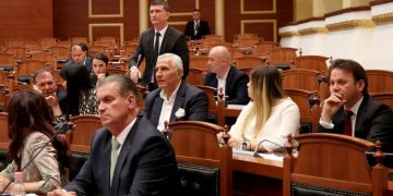 Balla zbulon prapaskenat: Ta themi troç, deputetët opozitarë u kontaktuan nga PD-LSI për të votuar Kodin Zgjedhor!