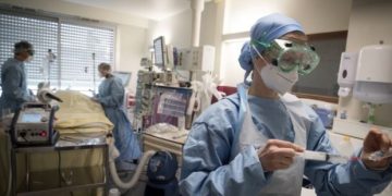 Covid-19 fut Francën në kolaps: Spitalet e Parisit afër mbingarkesës