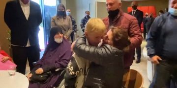 Historia dramatike: Endri Dumani u takua me të ëmën pas 6 vitesh, pasi u rrëmbye nga babai xhihadist