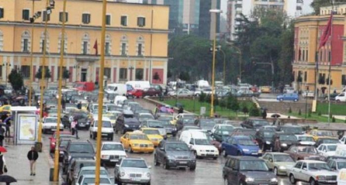 Shënim/ Nëse të është mërzitur puna që të paguajmë Z. Veliaj, s’ke pse na e mërzit dhe ne jetën në Tiranë!