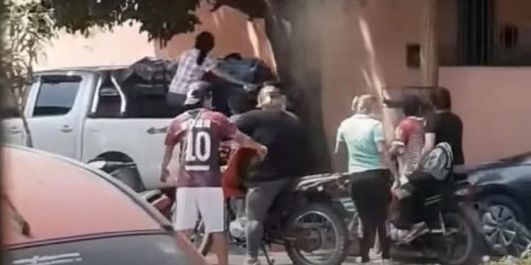 Familja hyn në m.orgun e qytetit dhe rr.ëmben trupin e babait të v.dekur nga Covid: Donin ta d.igjnin si qen