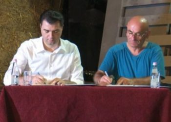 Robert Budina në listat e PD! “Shpërthen”aktivistja: Kokrrat e legenave, mashtruan tek mikrofoni i sheshit të Teatrit