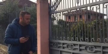 Gazetari që i vendosën t.ritol në derën e shtëpisë: S’kam konflikte, si kam shkelur kujt në kallo