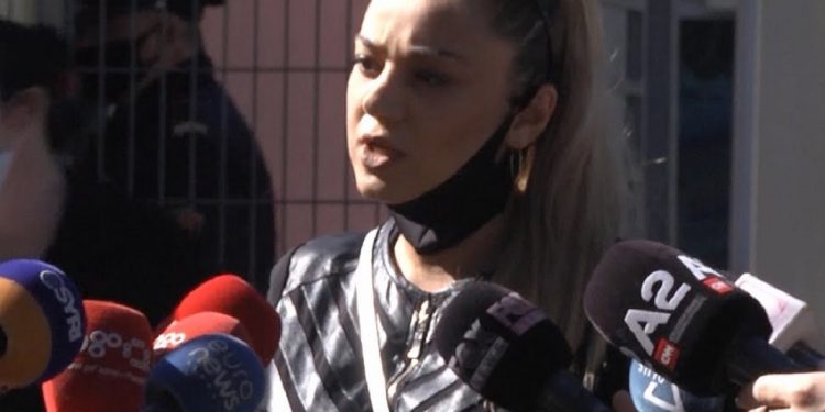 Gerta Matohiti publikon provat e vëllait të saj dhe bashkëshortit: S’kanë lidhje me atentatin ndaj biznesmenit Andon Dhima (Video+Foto)