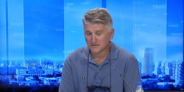 “Tërë ditën lëpin këpucët e qeverisë”, Kreshnik Spahiu sherr ‘live’ me analistin e njohur: Sillini një pasqyrë të shohë veten…