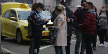 FOTO/ Nuk mbajnë maskën, policia gjobit qytetarët “rebelë” në rrugë