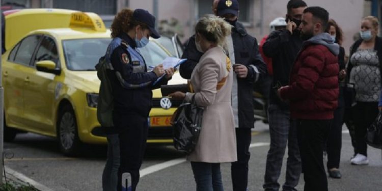 FOTO/ Nuk mbajnë maskën, policia gjobit qytetarët “rebelë” në rrugë