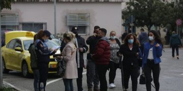 FOTO/ Nuk mbajnë maskën, policia gjobit qytetarët “rebelë” në rrugë