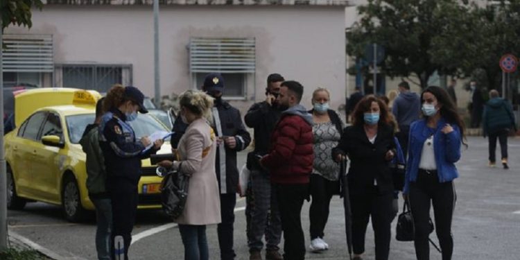 FOTO/ Nuk mbajnë maskën, policia gjobit qytetarët “rebelë” në rrugë