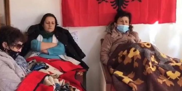 Gratë e naftëtarëve i përgjigjen Ramës nga greva: Do dalim kur të shohim fëmijët tanë të blejnë bukë