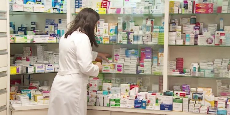 Eksperti i njohur publikon skandalin: U japin njerëzve një “mal” me ilaçe për temperaturë 38