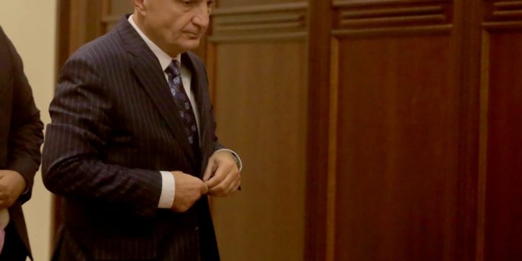 Shteti “paralel” në zyrën e presidentit