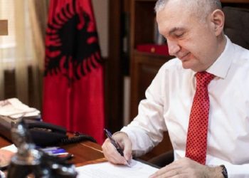 Plas skandali në Presidencë! Meta jep shtetësi për 4 ditë, injoron sigurinë kombëtare dhe shmang Ministrinë e Brendshme