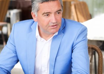 “Muzika shpërndan koronavirusin”, këngëtarja pyet ministrin: Ku e merr mallin?!