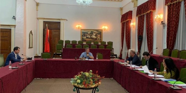 Komisioni i Posaçëm Parlamentar përmbyll procedurën për përzgjedhjen e kandidaturave për organet drejtuese të KQZ-së: PD zgjedh Celibashin e PS, kunatin e Mediut, duke larguar Rusmalin e PD